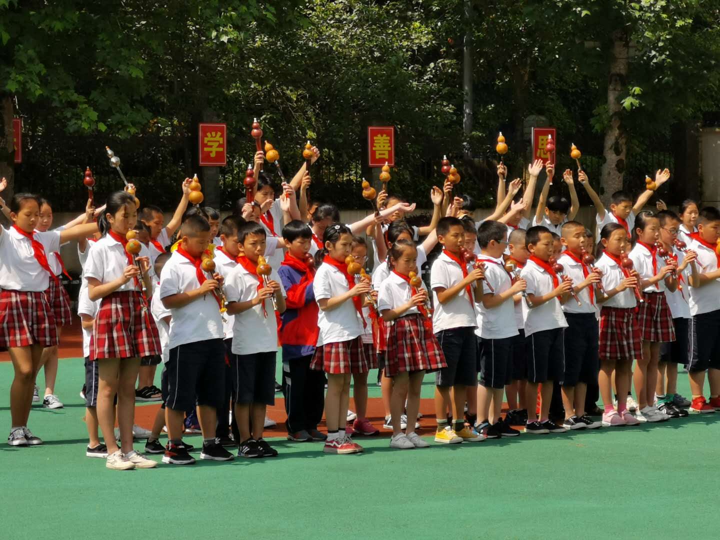 景宁县大均乡中心学校的大课间活动——师生共奏葫芦丝.jpg