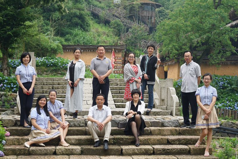 正乐教育第三方评价学前教育专家组与民族幼儿园班子成员合影.jpg